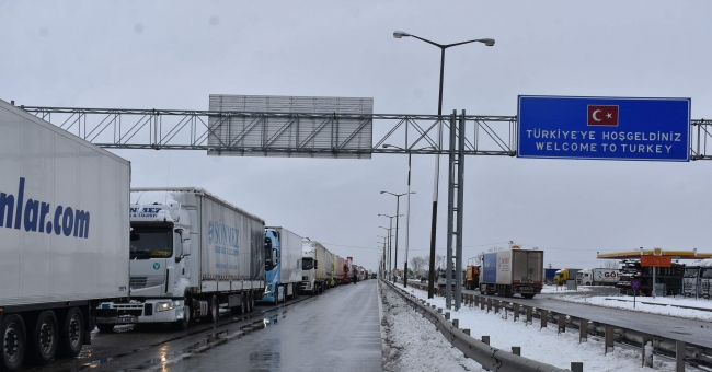 Avrupa’ya malzeme taşıyan 1400 tır çıkış için sıra bekliyor