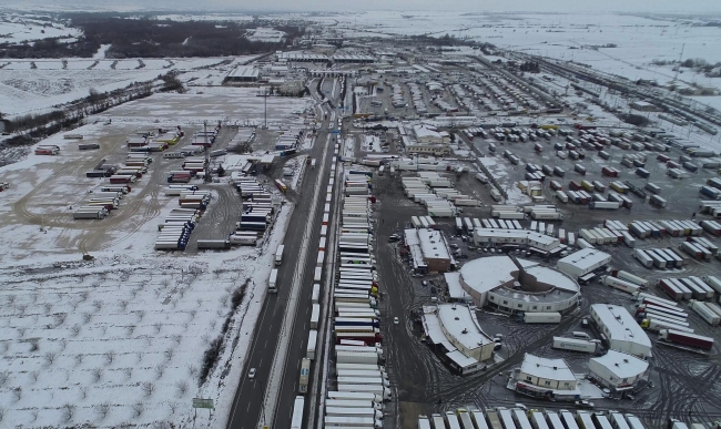Avrupa’ya malzeme taşıyan 1400 tır çıkış için sıra bekliyor