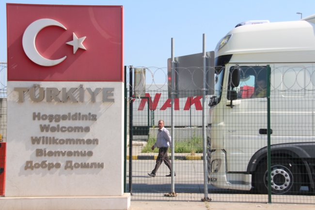 Sınır kapılarında kilometrelerce tır kuyruğu oluştu