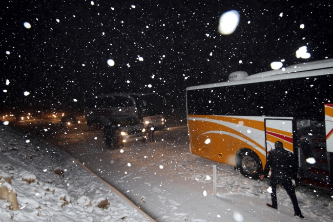 Kar yağdı yollar ulaşıma kapandı