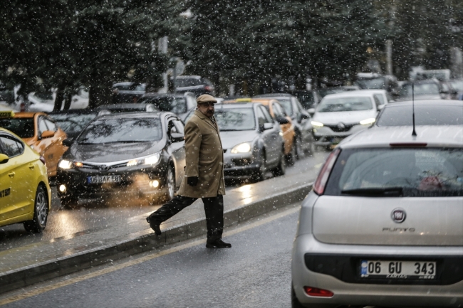 Ankara'da beklenen kar yağışı başladı