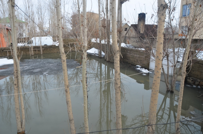 Hakkari'de eriyen karlar zor anlar yaşattı