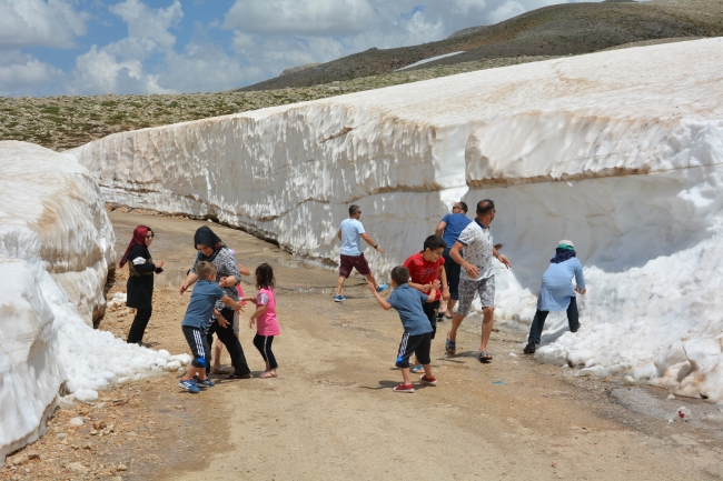 Sıcaktan bunalan tatilciler deniz ve kar keyfini bir arada yaşıyor