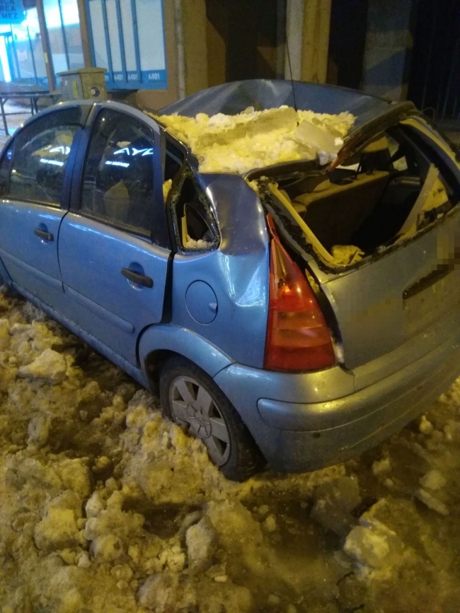 Çatıda biriken kar otomobilin üzerine düştü
