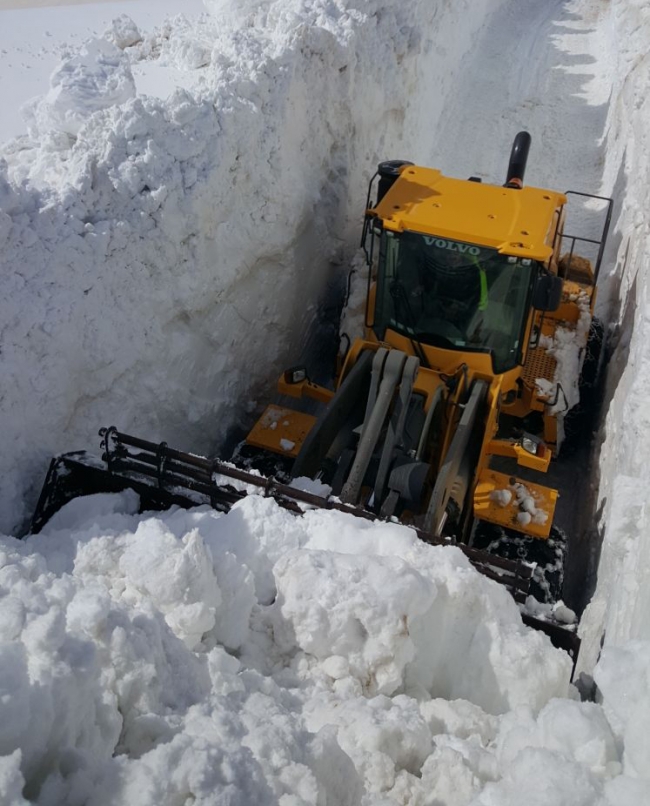Hakkari'de 7 metreyi bulan karla zorlu mücadele