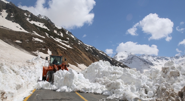 Ovit Dağı'nda karla mücadele baharda da devam ediyor