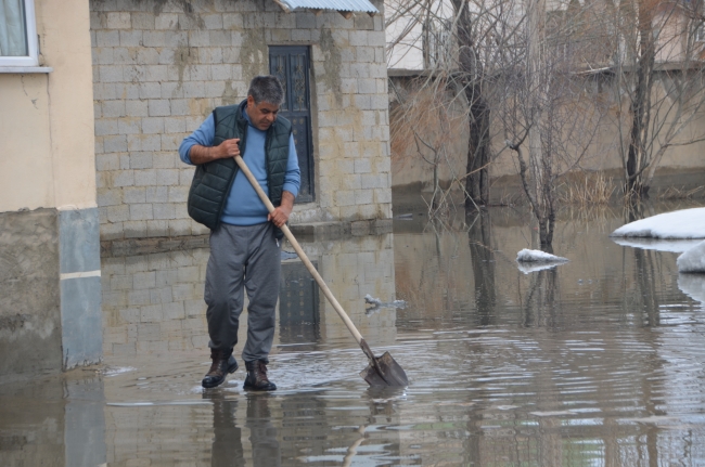 Hakkari'de eriyen karlar zor anlar yaşattı