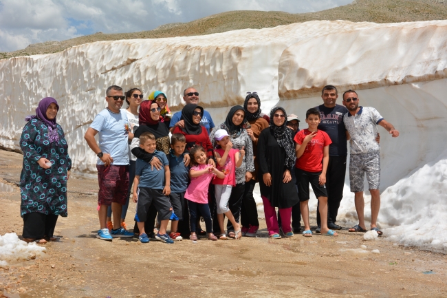 Sıcaktan bunalan tatilciler deniz ve kar keyfini bir arada yaşıyor