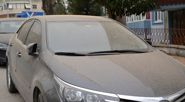 Gökyüzünden toz yağdı, araçların üstü çamurla kaplandı