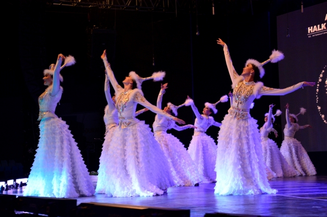 Uluslararası Altın Karagöz Halk Dansları Yarışması'nda final heyecanı