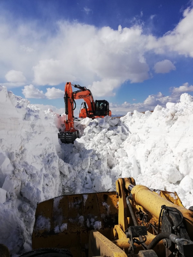 6 aydır kardan kapalı yol ulaşıma açıldı