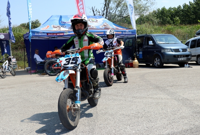 Abla kardeş pistlerin tozunu birlikte attırıyor