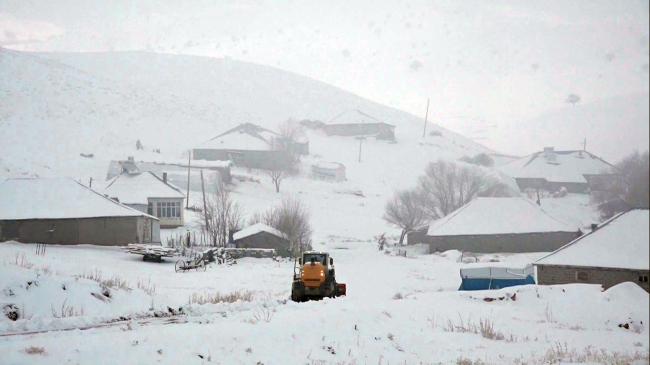 Muş’ta karla mücadele ekipleri seferber oldu: 209 köy yolu açıldı
