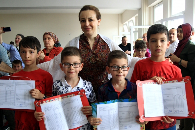Samsun'daki ikiz ve üçüz öğrencilerin karne mutluluğu