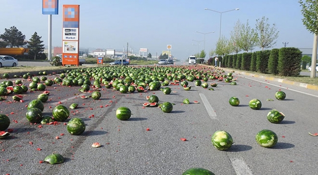 Karpuz taşıyan tır devrildi, yol tarlaya döndü