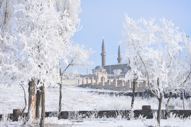 Dereler buzla, ağaçlar ve direkler kırağıyla kaplandı, çatılarda buz sarkıtları oluştu