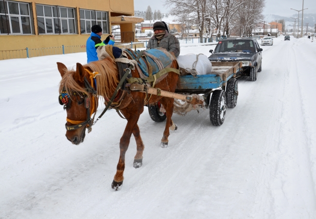 Kara kış yolları kapattı: 26 yerleşim birimine ulaşım sağlanamıyor