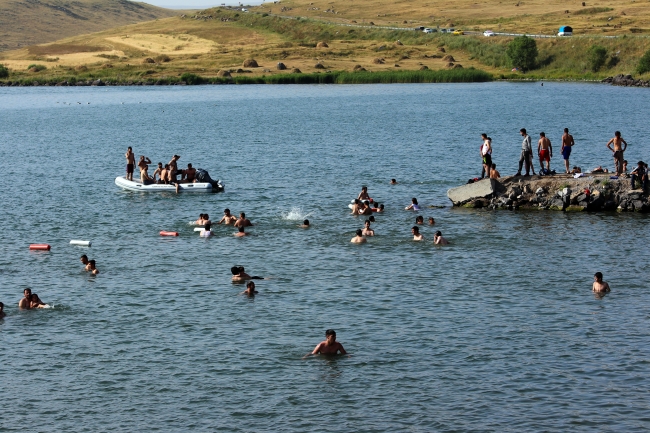 Çıldır Gölü yaz aylarında yoğun ilgi görüyor