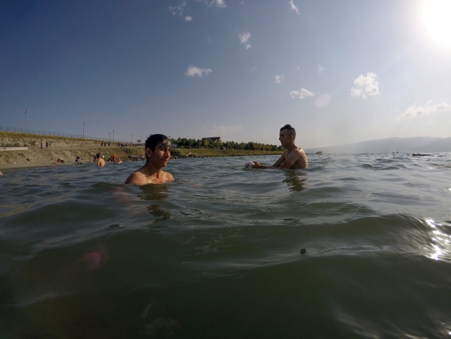 Çıldır Gölü yaz aylarında yoğun ilgi görüyor