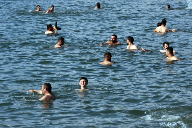 Çıldır Gölü yaz aylarında yoğun ilgi görüyor