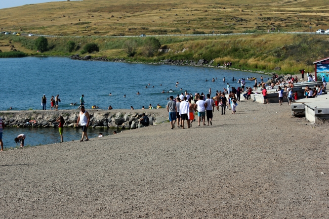 Çıldır Gölü yaz aylarında yoğun ilgi görüyor