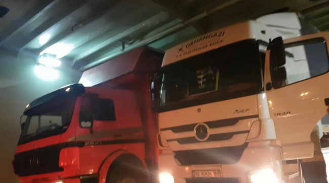 Tır iniş yaparken vapurda sıkıştı