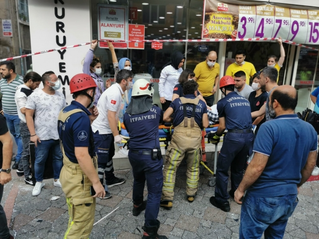 Hafif ticari araç durağa daldı: 1 ölü, 7 yaralı