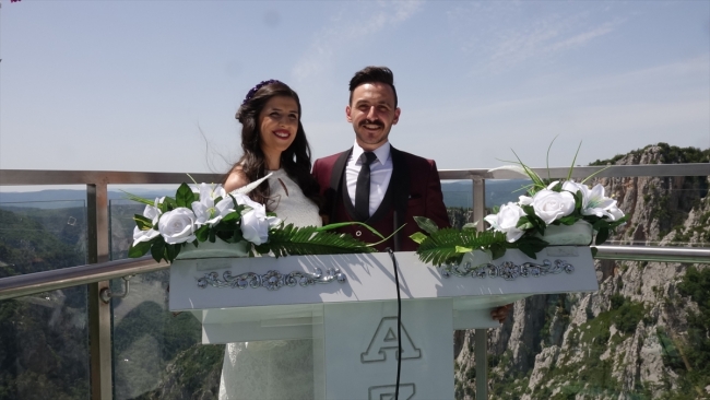 Nikahları 450 metre yükseklikte kıyıldı