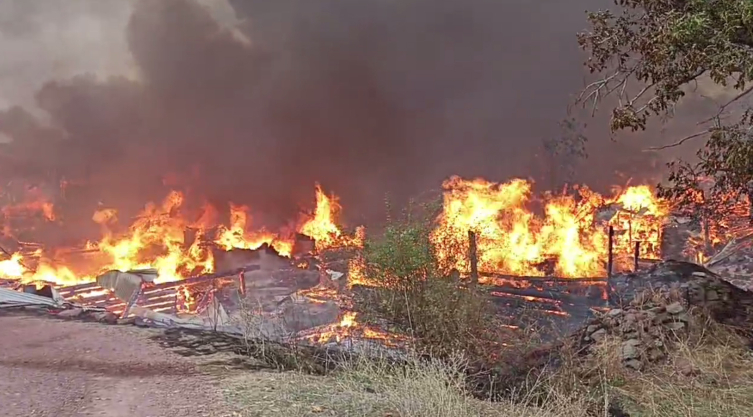 Kastamonu'da köyde yangın: Alevler 43 evi sardı