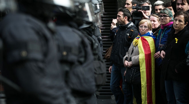 Katalonya'da göstericiler polisle çatıştı: 52 yaralı