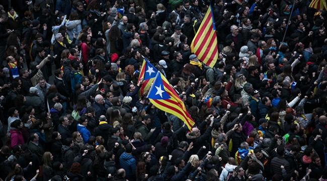 Katalonya'da göstericiler polisle çatıştı: 52 yaralı