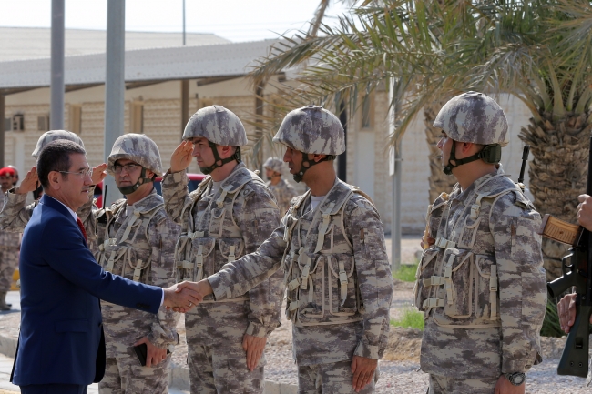 Milli Savunma Bakanı Canikli, Katar'daki TSK birliğini ziyaret etti