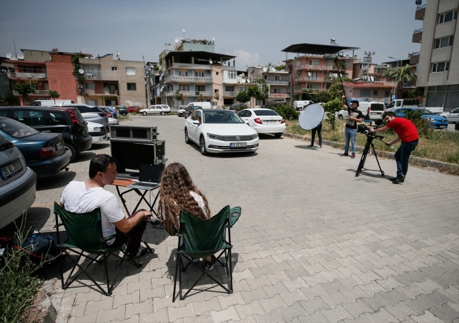 Mesaide katip, sette yönetmen koltuğunda