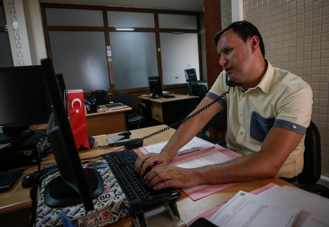 Mesaide katip, sette yönetmen koltuğunda