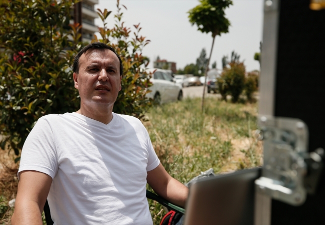 Mesaide katip, sette yönetmen koltuğunda