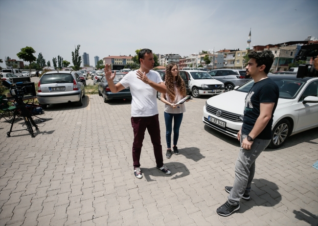 Mesaide katip, sette yönetmen koltuğunda