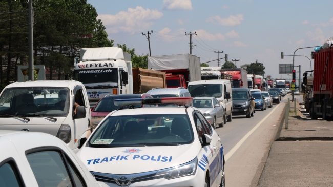 5 araç çarpıştı, kamyondaki mısır yola saçıldı