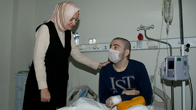 Bakan Kaya, lösemili çocukları ziyaret etti