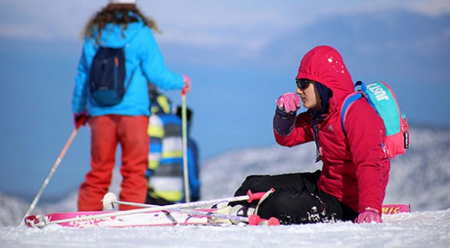 Göl manzarasında kayak keyfi