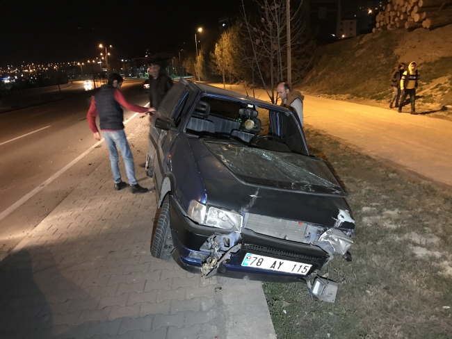 Kaza yapan sürücü otomobilini bırakıp kaçtı