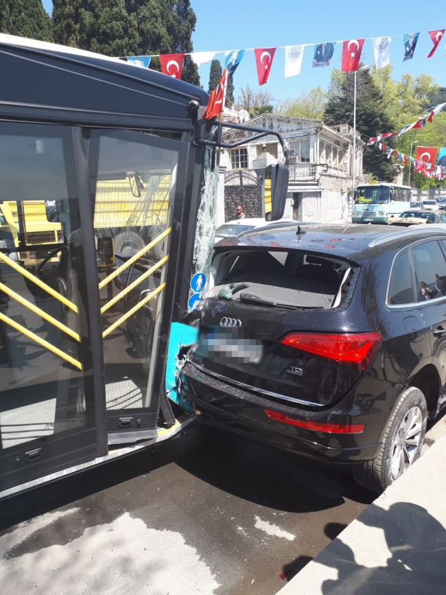 Kontrolden çıkan otobüs, park halindeki 4 araca çarptı