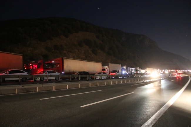 Sebze yüklü kamyon minibüsün üzerine devrildi: 2 yaralı