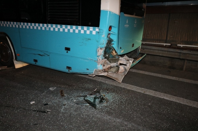 Pendik’te otomobil park halindeki otobüse çarptı: 1 ölü