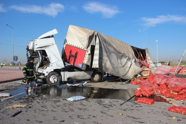 Konya’da işçi servisi tırla çarpıştı: 1 ölü, 24 yaralı