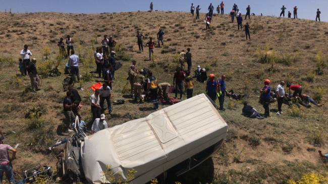 Van'da düzensiz göçmenleri taşıyan minibüs devrildi: 17 ölü