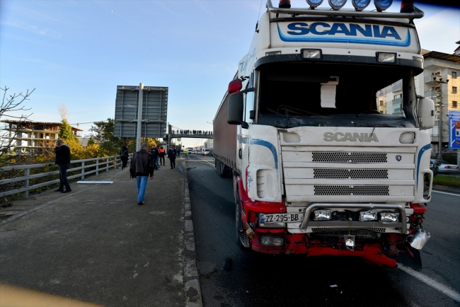 Trabzon'da tır ve minibüs çarpıştı: 3 ölü, 18 yaralı