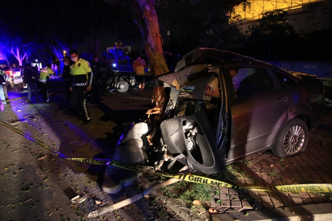 Ağaca çarpan otomobil ikiye bölündü: 1 ölü, 1 yaralı