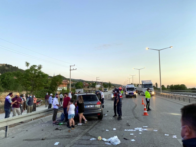 Yol kenarındaki otomobile başka otomobil çarptı: 6 yaralı