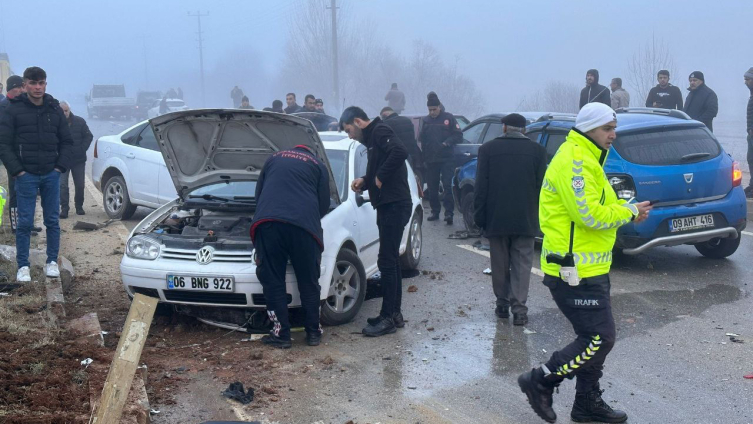 Kahramanmaraş'ta yoğun sis zincirleme kazalara neden oldu: 15 yaralı