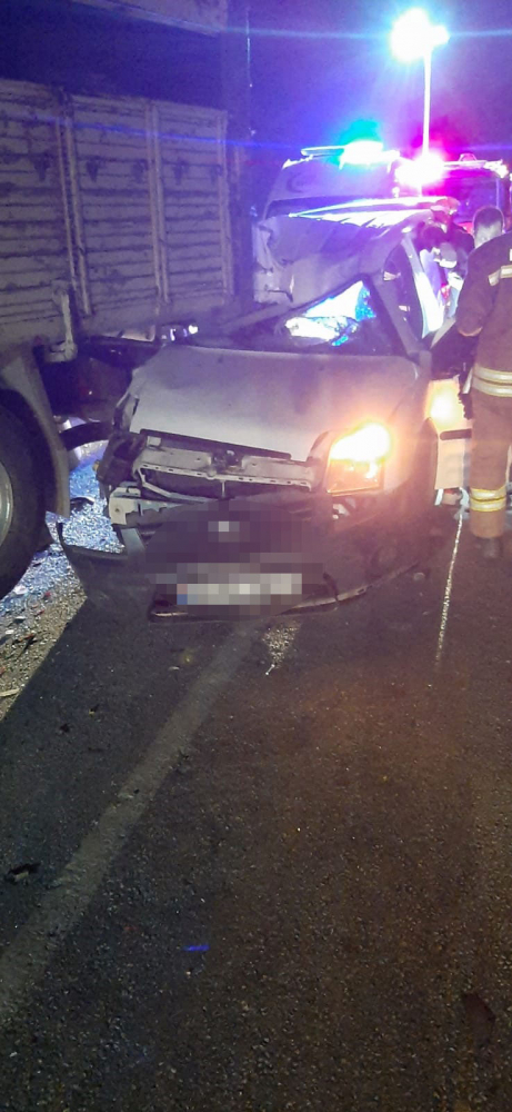 Hatay'da hafif ticari araç kamyona arkadan çarptı: 1 ölü, 2 yaralı